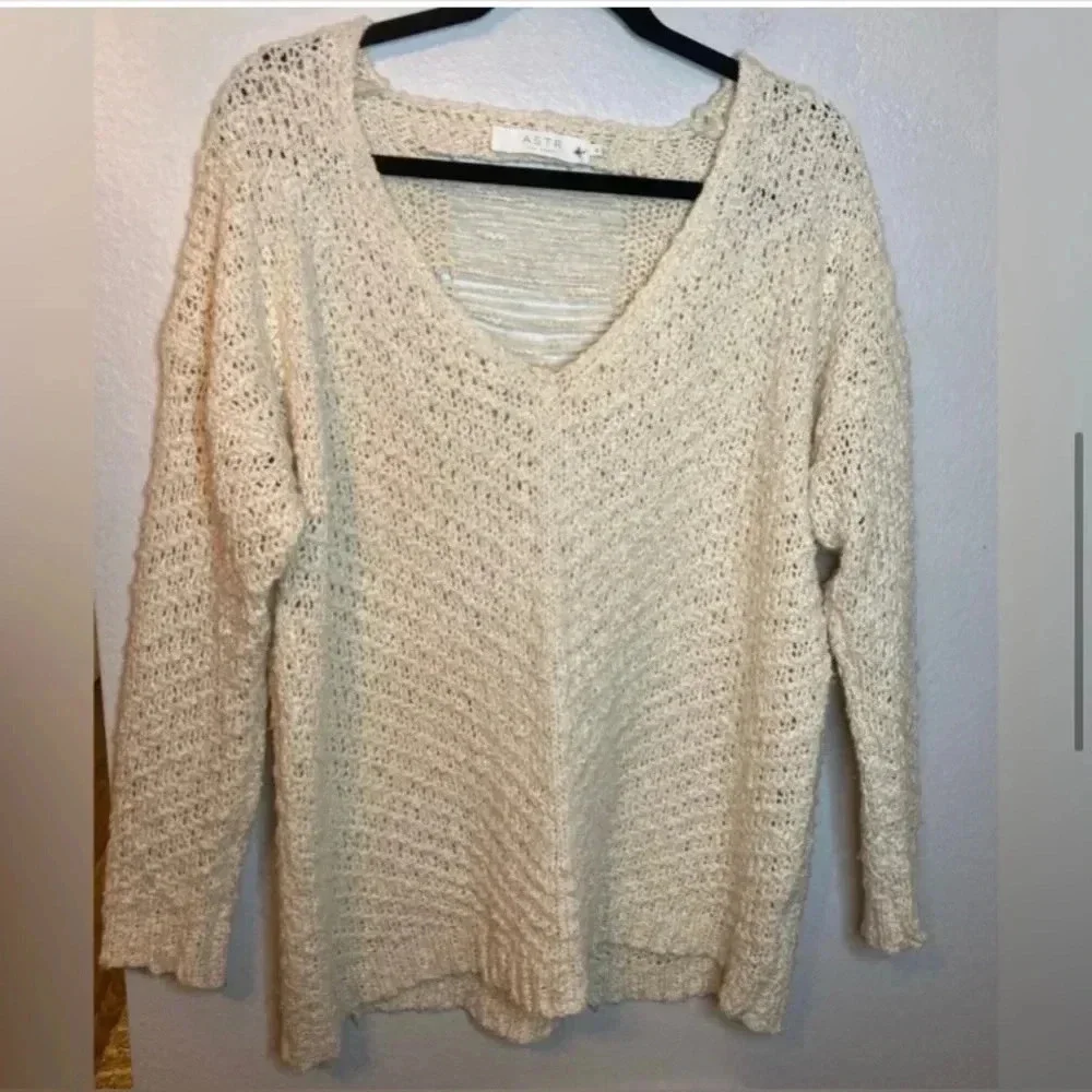 ASTR The Label Slash Back Popcorn Bouclé Sweater Size Medium Oatmeal - Picture 5 of 8